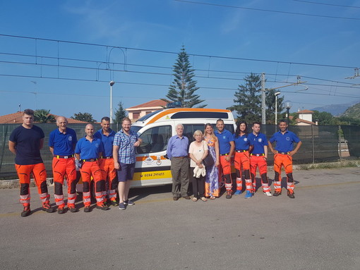 Furgone con pedana elevatrice elettrica donato dall'associazione volontari di Perinaldo alla Croce Azzurra di Vallecrosia