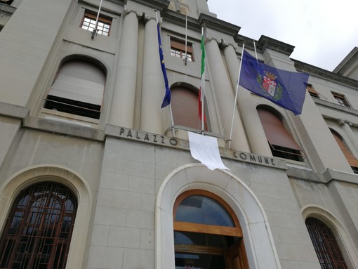 Imperia: anniversario della strage di Capaci, esposto un lenzuolo bianco sulla facciata del comune Imperia: anniversario della strage di Capaci, esposto un lenzuolo bianco sulla facciata del comune