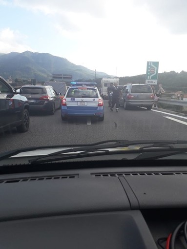 Code sull'A10: la Protezione Civile distribuisce acqua sull'autostrada agli automobilisti