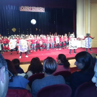Sanremo: grande emozione al Teatro del Casinò per la corale di Natale degli alunni della Scuola Primaria Antonio Rubino dell’I.C. Sanremo Centro Ponente Sanremo: grande emozione al Teatro del Casinò per la corale di Natale degli alunni della Scuola Primaria Antonio Rubino dell’I.C. Sanremo Centro Ponente