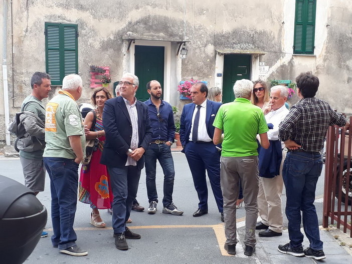 Per le Elezioni Amministrative, continua, con un sopralluogo a Montegrazie, il giro per la città di Imperia da parte di Claudio Scajola Per le Elezioni Amministrative, continua, con un sopralluogo a Montegrazie, il giro per la città di Imperia da parte di Claudio Scajola