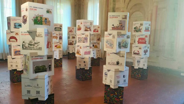 Da Lucca a Sanremo: i divani leggendari di Buduàr in mostra tra ironia e matite d’autore