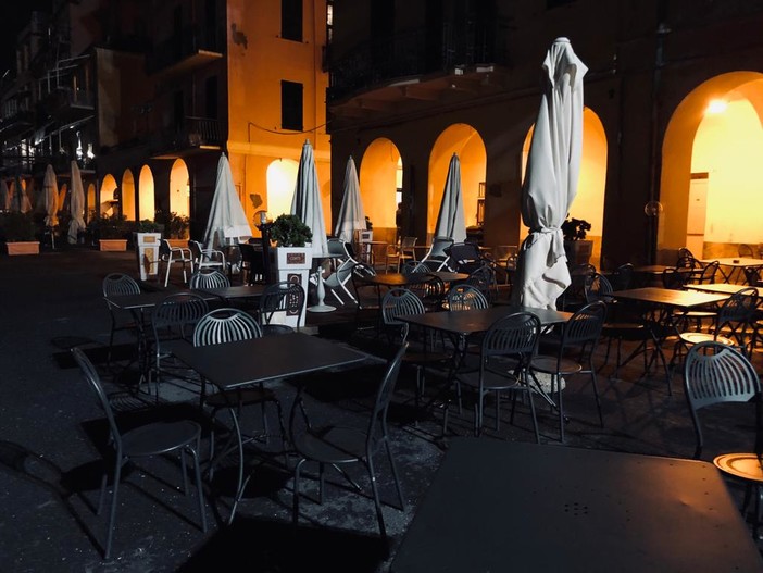 Chiusura di bar, ristoranti e scuole: ma ha veramente senso visti gli assembramenti che si registrano ovunque? Chiusura di bar, ristoranti e scuole: ma ha veramente senso visti gli assembramenti che si registrano ovunque?