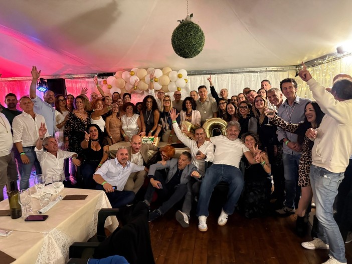 Cena, ricordi e musica dal vivo: rimpatriata a Porra per la leva del ’75