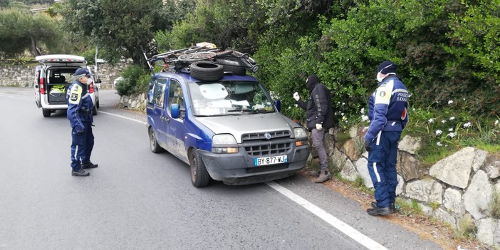 Coronavirus, la Polizia municipale di Diano Marina denuncia una coppia di ungheresi che si stava per accampare vicino al belvedere del Berta (Foto) Coronavirus, la Polizia municipale di Diano Marina denuncia una coppia di ungheresi che si stava per accampare vicino al belvedere del Berta (Foto)