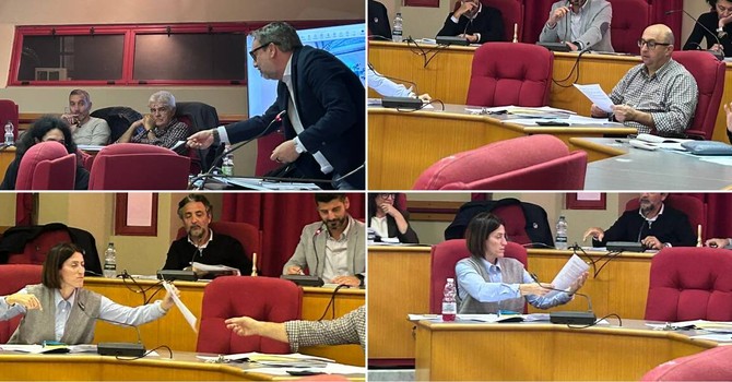 La sequenza della consegna dell'interpellanza da parte di Cascino a Cerri La sequenza della consegna dell'interpellanza da parte di Cascino a Cerri