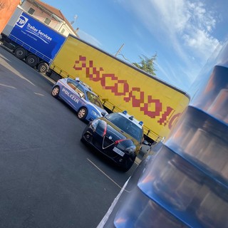 Imperia, nove migranti nascosti all'interno di un tir, è successo all'azienda 'Strescino': intervento di Carabinieri e Polizia (foto)