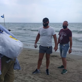 Diano Marina: la polizia locale continua il contrasto contro la vendita di merce contraffatta. Individuati due venditori