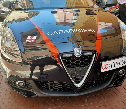 Ventimiglia, maxi rissa tra migranti in via Cavour: intervengono i carabinieri Ventimiglia, maxi rissa tra migranti in via Cavour: intervengono i carabinieri