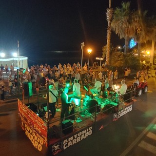 Ultima serata del Carro della musica a Riva Ligure con il gruppo 'Ebb Tide'