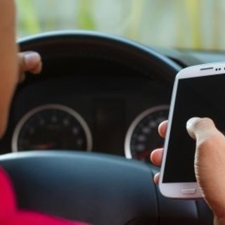 Imperia: stretta sull'uso dei cellulari in auto, 31 contravvenzioni in 5 appostamenti. Il risultato del progetto della Polizia Municipale