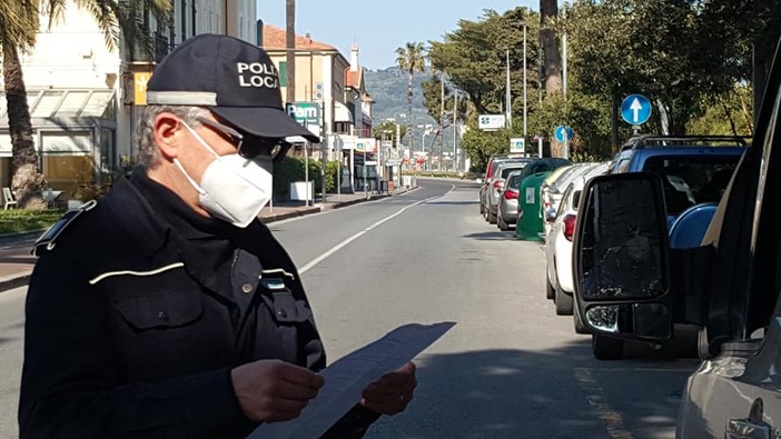 Diano Marina, si rifiuta di indossare la mascherina, multa di 400 euro a una 46enne Diano Marina, si rifiuta di indossare la mascherina, multa di 400 euro a una 46enne