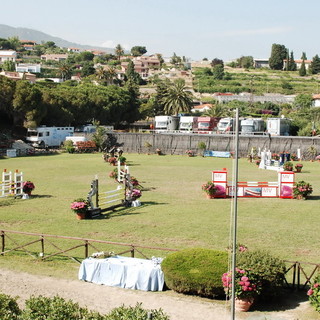 Equitazione: al campo ippico del Solaro le gare del Concorso Internazionale, nel pomeriggio sarà in campo Charlotte Casiraghi Equitazione: al campo ippico del Solaro le gare del Concorso Internazionale, nel pomeriggio sarà in campo Charlotte Casiraghi