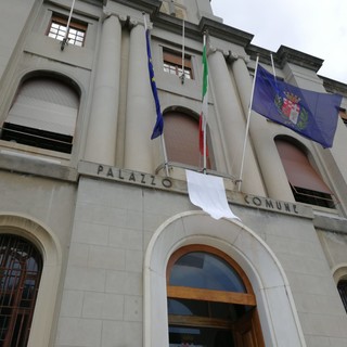 Imperia: anniversario della strage di Capaci, esposto un lenzuolo bianco sulla facciata del comune Imperia: anniversario della strage di Capaci, esposto un lenzuolo bianco sulla facciata del comune