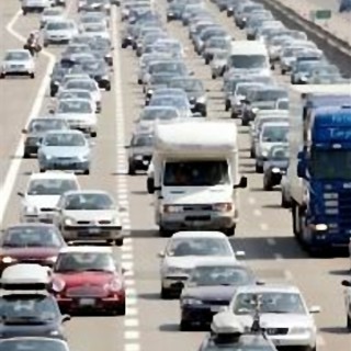 Traffico congestionato sulla A10 tra Bordighera e la barriera autostradale di Ventimiglia Traffico congestionato sulla A10 tra Bordighera e la barriera autostradale di Ventimiglia