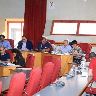 Il Consiglio Comunale di Taggia approva il conferimento di Se.Com. in Rivieracqua, il salvataggio offre garanzie sui crediti ma non sarà indolore per i cittadini