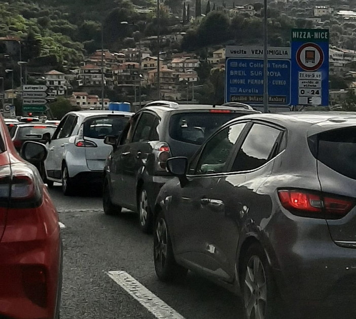 Nuove lamentele per l'autostrada a Ventimiglia: "Le colonnine automatiche non riescono a leggere i biglietti" Nuove lamentele per l'autostrada a Ventimiglia: "Le colonnine automatiche non riescono a leggere i biglietti"