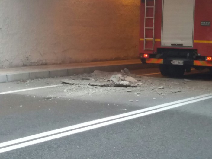 Ventimiglia: cadono calcinacci dal soffitto di una galleria in prossimità del confine Ventimiglia: cadono calcinacci dal soffitto di una galleria in prossimità del confine