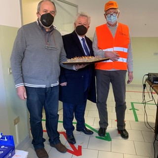 Ventimiglia: agli operatori del Centro Vaccinale di via Lamboglia una castagnola per ringraziarli Ventimiglia: agli operatori del Centro Vaccinale di via Lamboglia una castagnola per ringraziarli