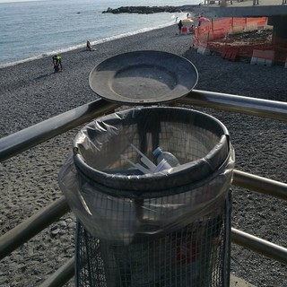 Bordighera Plastic Free, ma sulle spiagge la raccolta rifiuti avviene in un unico cestino, la denuncia del consigliere Ramoino