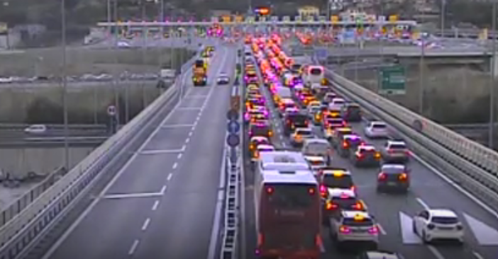 Traffico intenso sull'A10, coda di due chilometri tra Bordighera e il confine di Stato