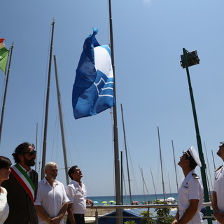 Da quest'oggi la 'Bandiera blu' sventola sul lungomare di Arma di Taggia: un vessillo sinonimo di qualità del mare e di eccellenza delle spiagge (Foto e Video)