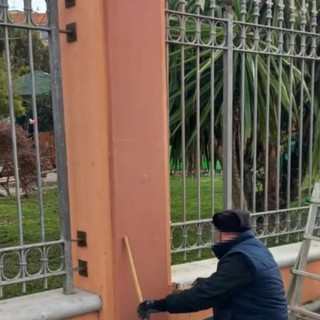 Ventimiglia, scritte e manifesti ai giardini pubblici: ripulite le colonne (Foto) Ventimiglia, scritte e manifesti ai giardini pubblici: ripulite le colonne (Foto)