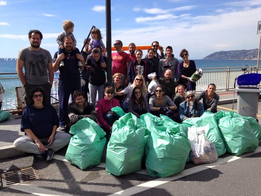 Sanremo: volontari in campo per 'Clean up Tre Ponti', ripulito il litorale da detriti e rifiuti