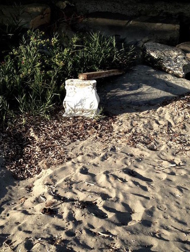Santo Stefano al Mare: il mistero del capitello di marmo rinvenuto in spiaggia, all'altezza della vecchia stazione