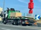 Il camion fermo sul ciglio dell'autostrada dopo l'impresa Il camion fermo sul ciglio dell'autostrada dopo l'impresa