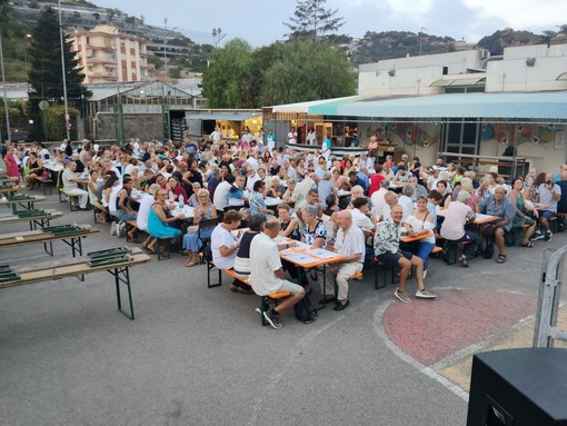 Aiutare i bambini della missione di don Rito, in tanti alla cena di beneficenza a Vallecrosia al Mare (Foto) Aiutare i bambini della missione di don Rito, in tanti alla cena di beneficenza a Vallecrosia al Mare (Foto)