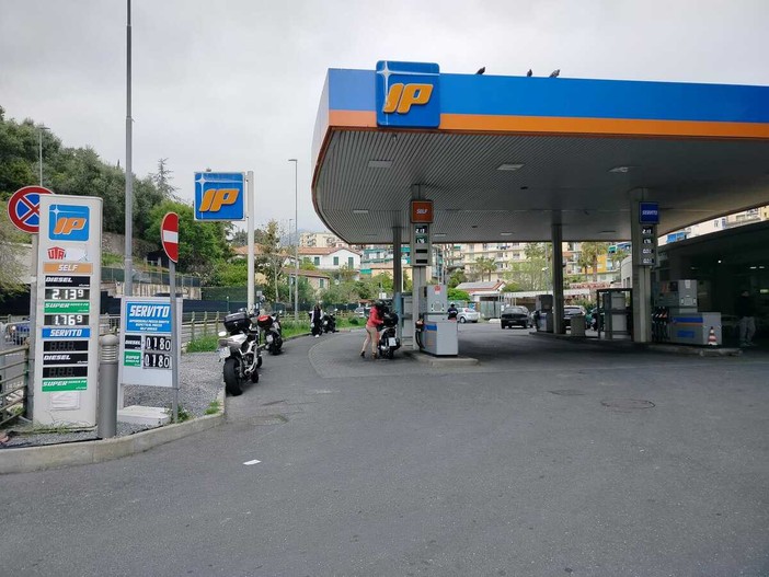 Sanremo, carburanti sempre più cari: distributori presi d’assalto, prezzi oltre i 2 euro al litro (Foto)