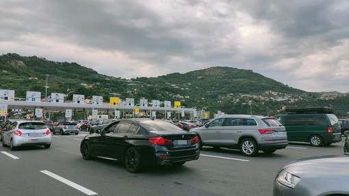 Traffico intenso in autostrada: code e rallentamenti sull'A10 Genova-Ventimiglia (Foto)