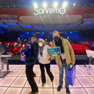 #Sanremo2022: consegnate a Fiorello e Amadeus due felpe targate 'Inter Club Sanremo' #Sanremo2022: consegnate a Fiorello e Amadeus due felpe targate 'Inter Club Sanremo'
