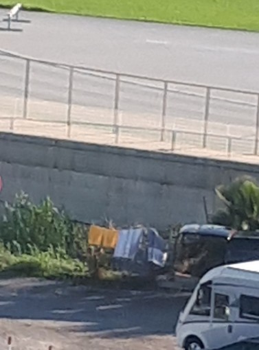 Sanremo, camper a Pian di Poma, la denuncia di un nostro lettore: "Stendono anche i panni!"