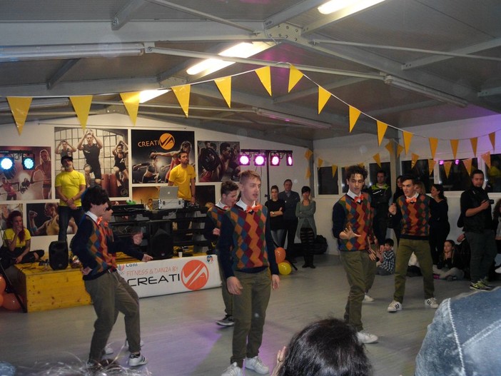 Almeno duecento persone all'inaugurazione della terza sala della palestra Creativa di Imperia