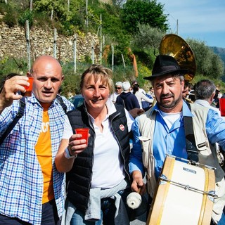 Da sinistra: Sandro Marazzano, Anna Cardi e Gianfranco “Büga” Lanteri, patron della festa. Da sinistra: Sandro Marazzano, Anna Cardi e Gianfranco “Büga” Lanteri, patron della festa.