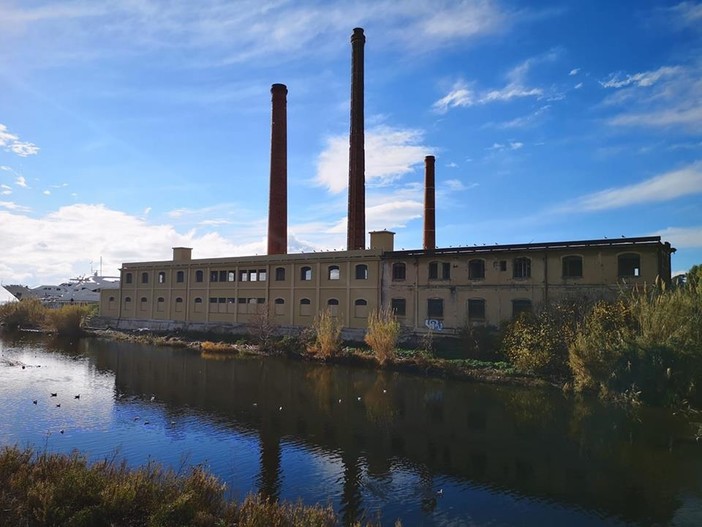 Imperia, abbattimento ciminiera all'ex Ferriere, critico il Pd: "Con il centro commerciale si decreterà la fine di molte attività"