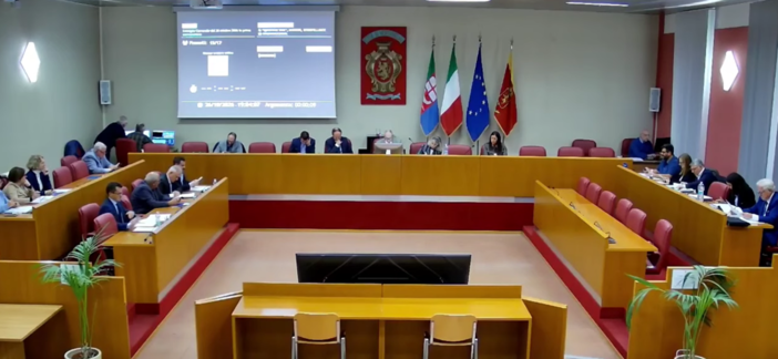 Scontri a Milano, "solidarietà alle forze dell'ordine e condanna degli episodi di violenza e vandalismo": Ventimiglia approva la mozione di FI (Foto) Scontri a Milano, "solidarietà alle forze dell'ordine e condanna degli episodi di violenza e vandalismo": Ventimiglia approva la mozione di FI (Foto)