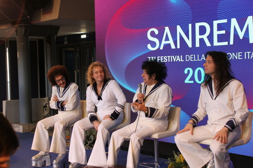 Sanremo 2023, I Cugini di Campagna tra presente e passato cantano “Anima Mia” in sala stampa (Foto e Video)