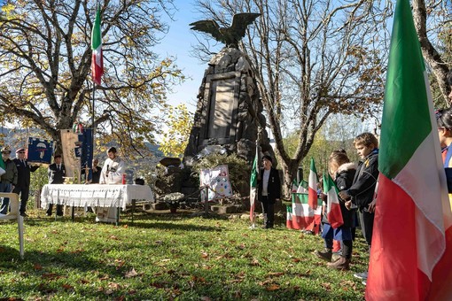 Triora festeggia il '4 Novembre' ed i 100 anni del Monumento ai Caduti della Prima Guerra Mondiale (foto)