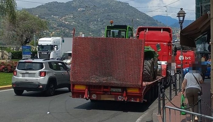 Ventimiglia, camion in panne in via Cavour manda in tilt la viabilità di tutta la città (Foto) Ventimiglia, camion in panne in via Cavour manda in tilt la viabilità di tutta la città (Foto)