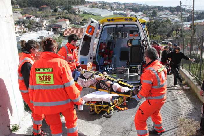 Sanremo: ghiaino in strada, cade con lo scooter e viene portato in ospedale