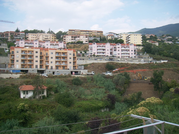 Sanremo, palazzi sulla collina in zona San Lorenzo, una lettrice: &quot;Zona devastata dal cemento...&quot;
