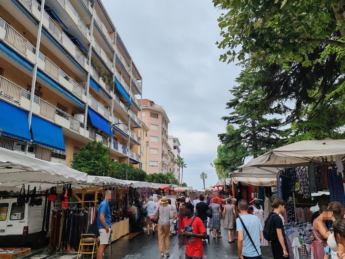 Ventimiglia, traffico paralizzato ogni venerdì: appello di un cittadino sulla gestione del mercato settimanale