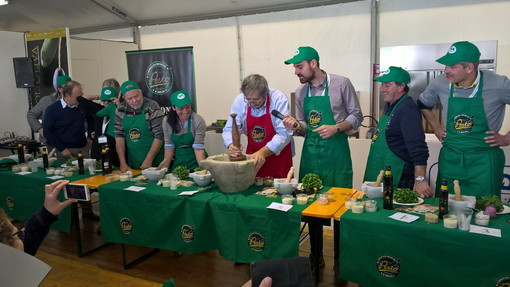 Imperia: al centro di Olioliva, un convegno sull'olio nella dieta mediterranea e una sfida del campionato mondiale di Pesto al mortaio