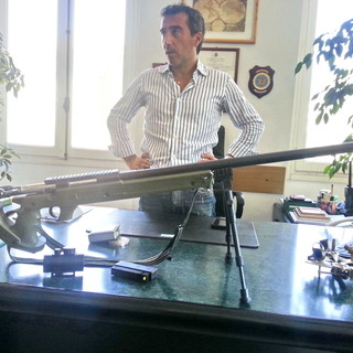 Il vicequestore Lorenzo Manso ed il fucile sequestrato