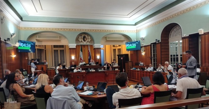 Rendiconto di bilancio, scontro in consiglio comunale a Sanremo: l'opposizione accusa la maggioranza di rinviare il confronto sull'avanzo