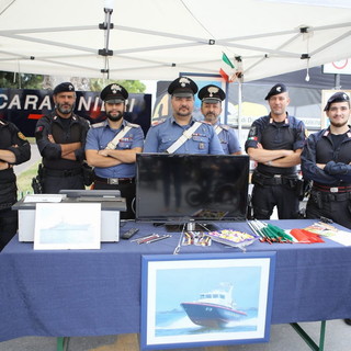 L’Arma dei Carabinieri e la Polizia di Stato presenti con uno stand all'8a edizione Windfestival di Diano Marina (foto)