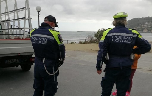 Coronavirus, a Diano Marina procedono i controlli della polizia municipale su autocertificazioni e sulla chiusura delle attività commerciali (Foto) Coronavirus, a Diano Marina procedono i controlli della polizia municipale su autocertificazioni e sulla chiusura delle attività commerciali (Foto)